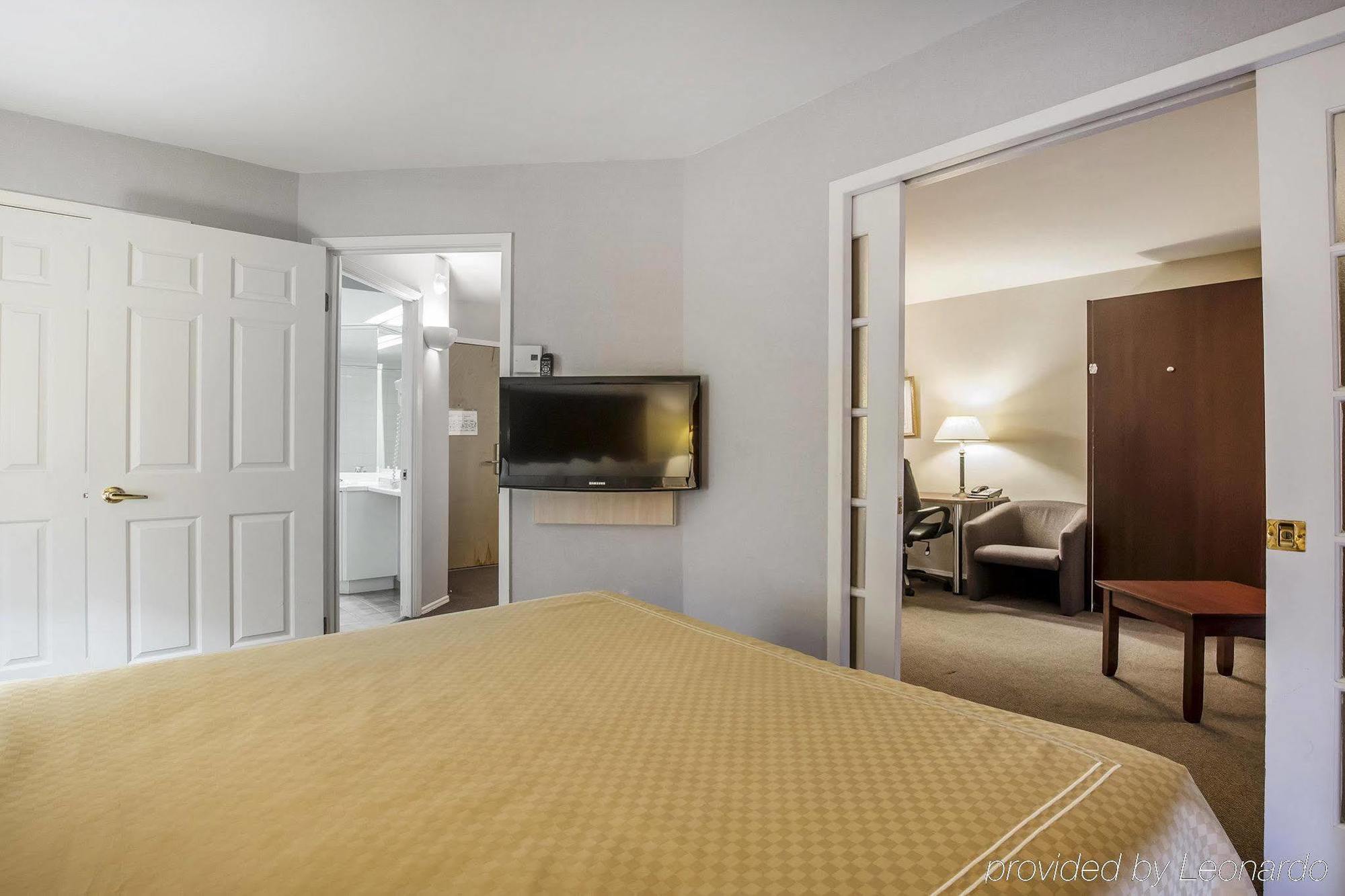 Syracuse Inn And Suites Exteriör bild